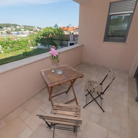 Apartment Nelkas *