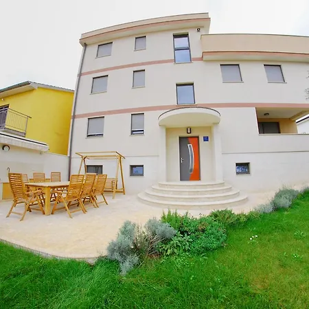 Apartment Nelkas *
